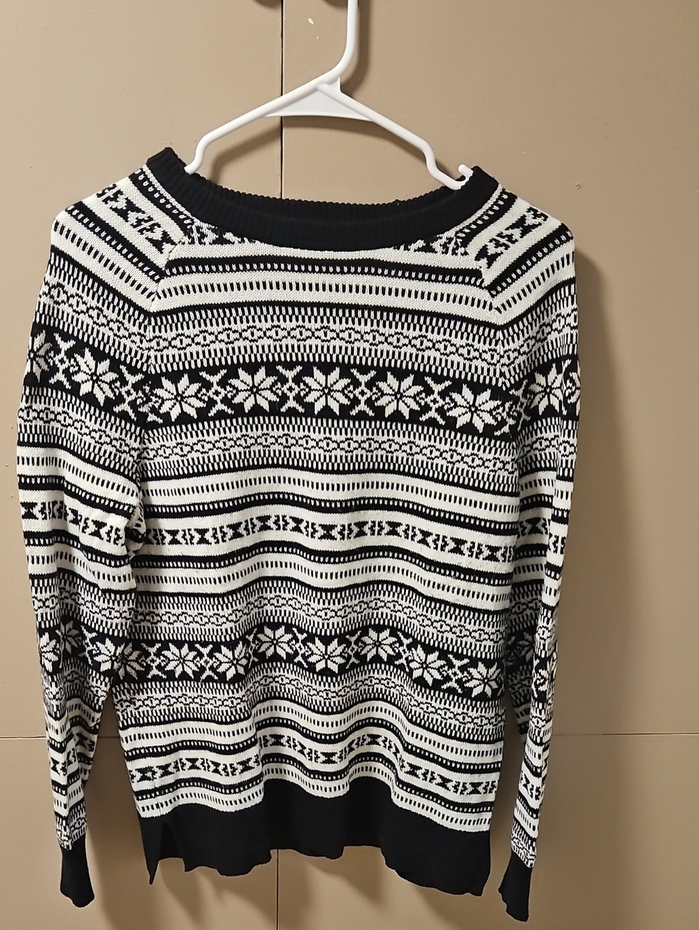Old Navy Black & White Knit Pullover with Crew Neck